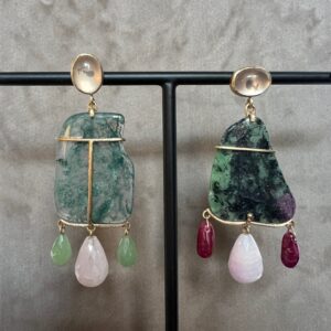 Statement øreringe med moss agate, rosa kvartz, rubiner, zionite, jade og kunzit.