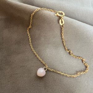 Guld armbånd i 14 kt. med lille opal hjerte