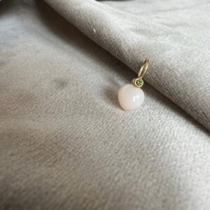 Opal hjerte i 14 kt. guld med 2 stk. grøn diamant